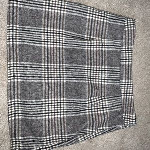 Women’s plaid high waist bodycon mini skirt.